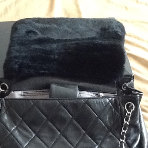 SOLD!   Chanel Orylag Fox Fur and Lambskin Leather Flap Bag. PRICE DROP⏬️ - Picture 6 of 8